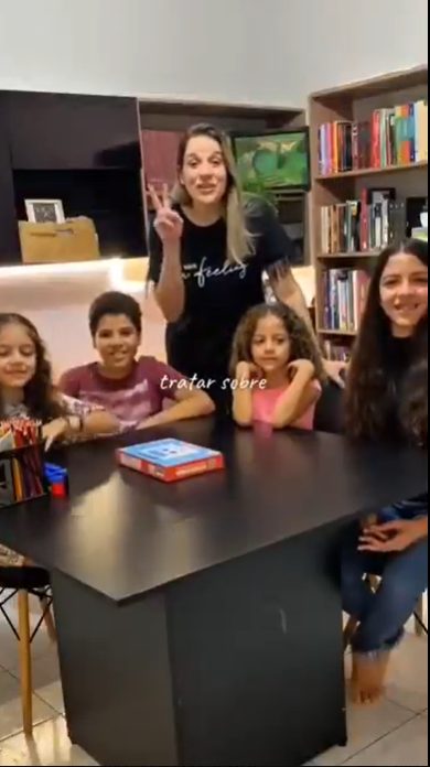 Frame de vídeo vertical com família montando um kit Robottime