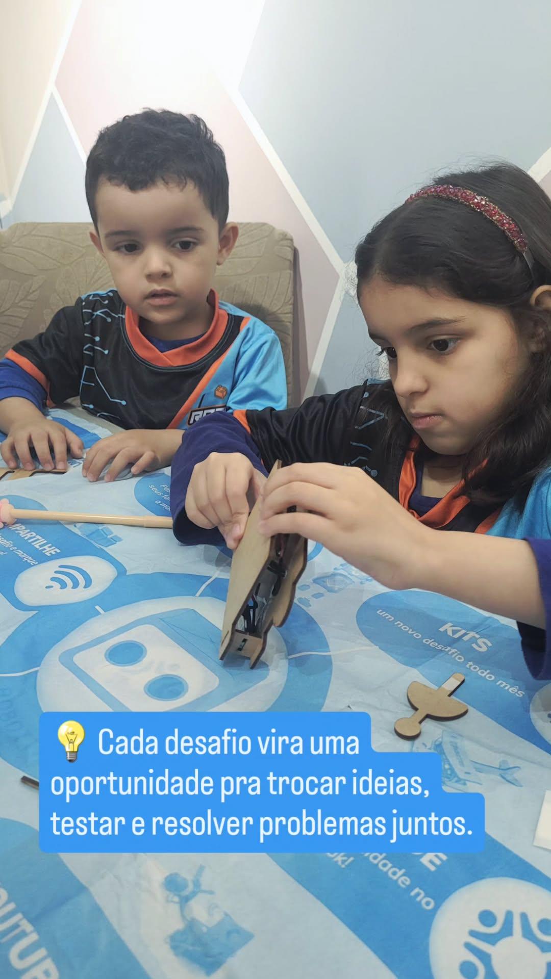 Família montando kit Robottime